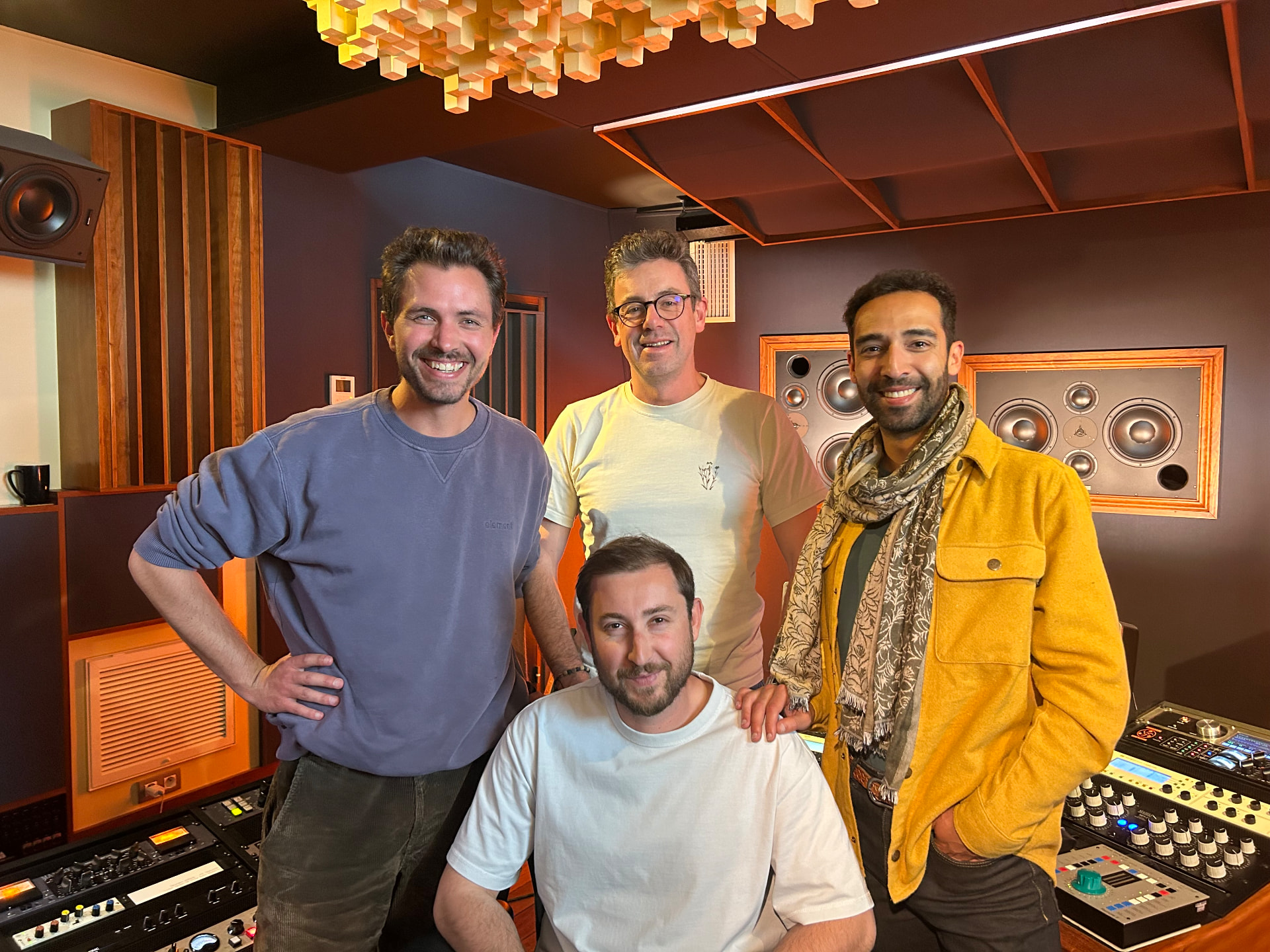 Les quatre membres de Rue Salazar dans le studio d'enregistrement