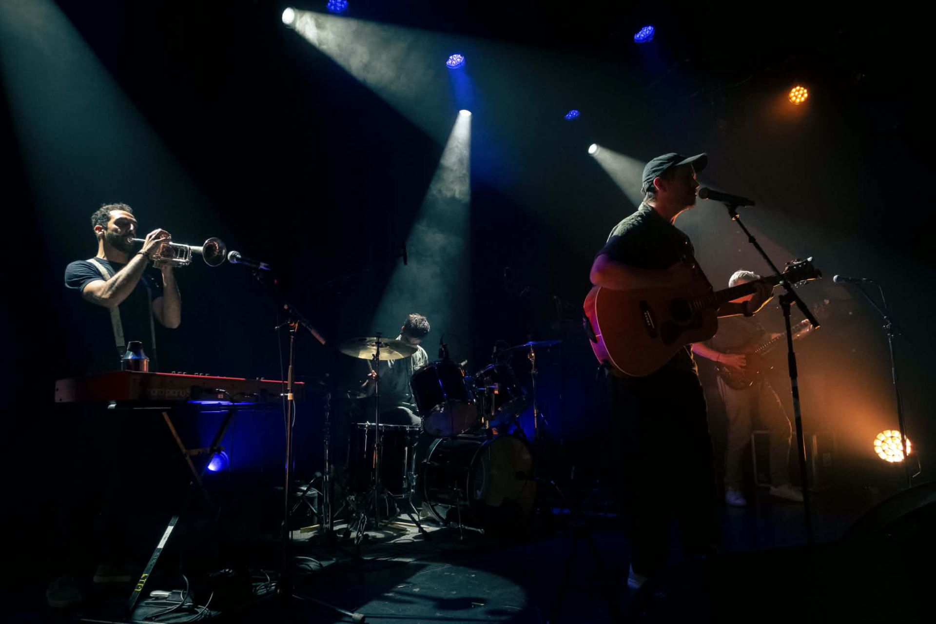 Rue Salazar en concert : guitare-voix, trompette et batterie sous les projecteurs