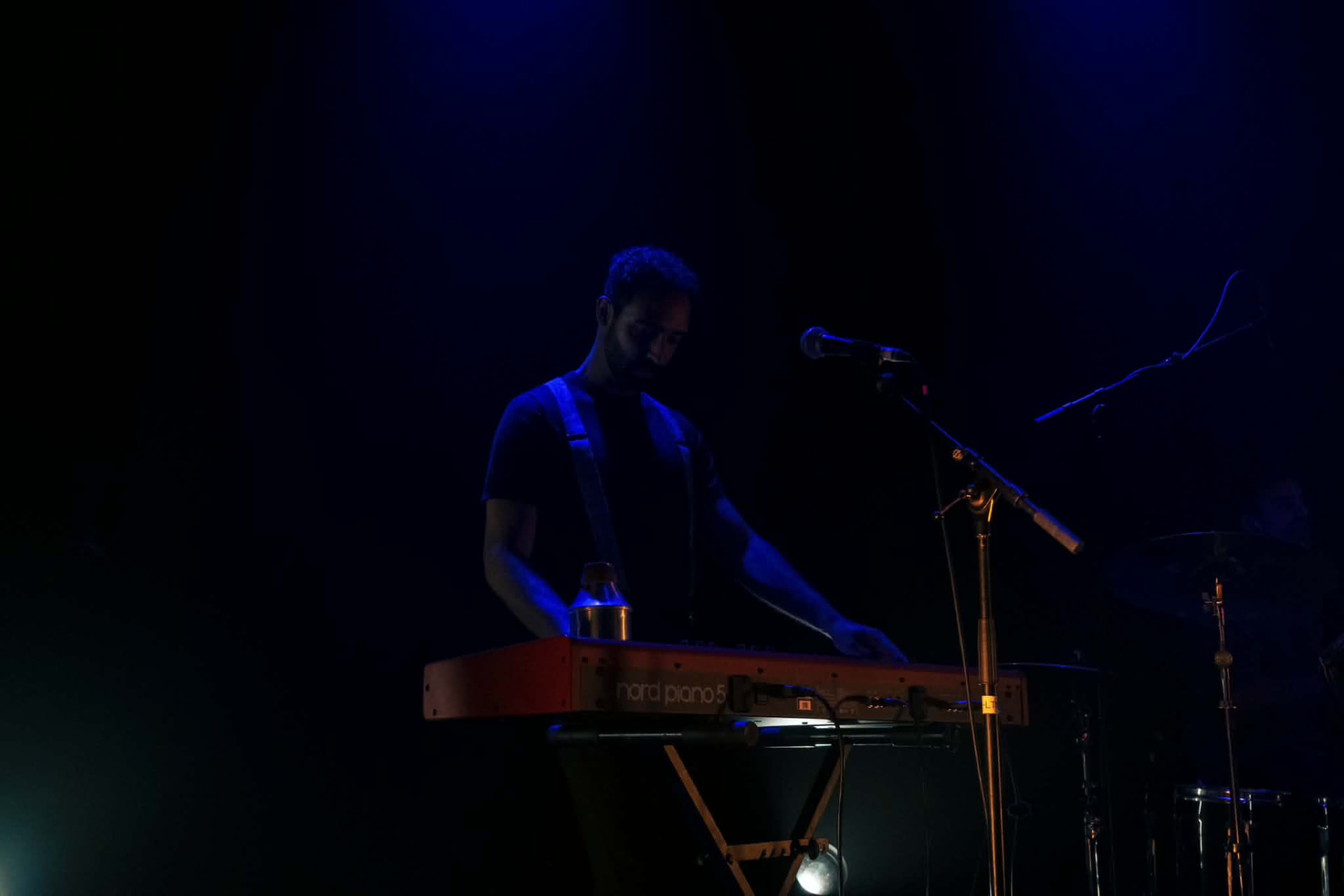 Samuel au clavier dans une lumière bleutée