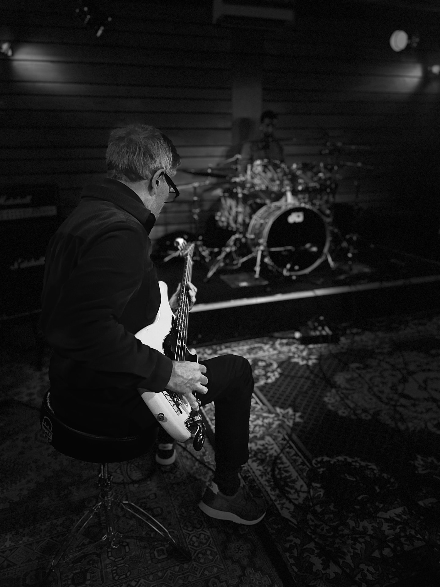 Pascal à la basse pendant une répétition, en noir et blanc