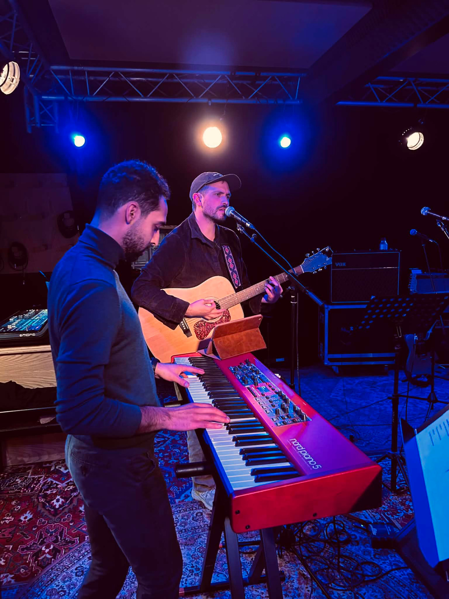 Alexis et Samuel sur scène, guitare acoustique et clavier Nord