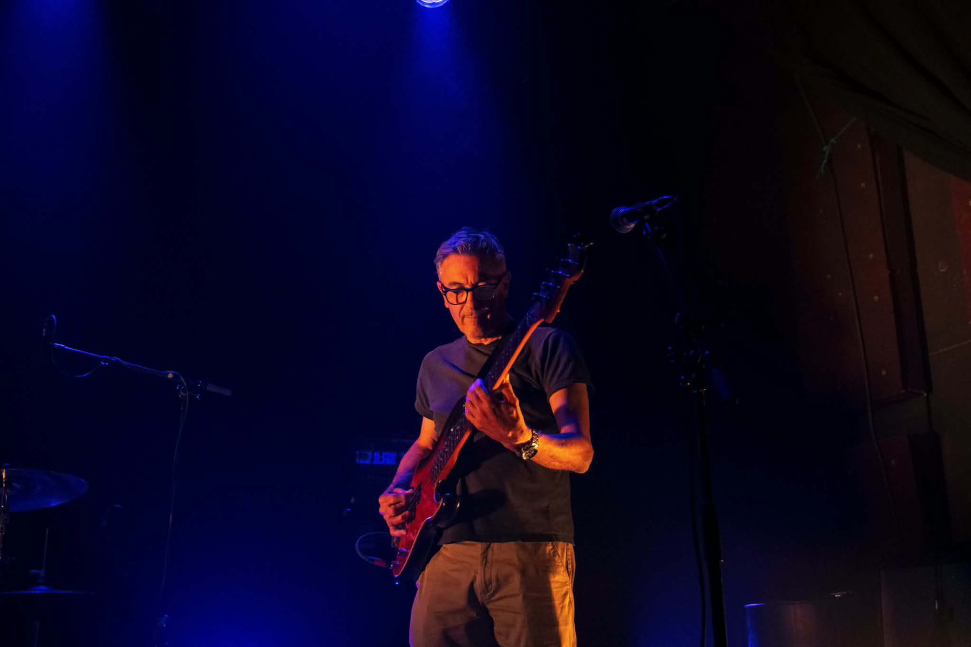 Guitare électrique sur scène sous une lumière bleue