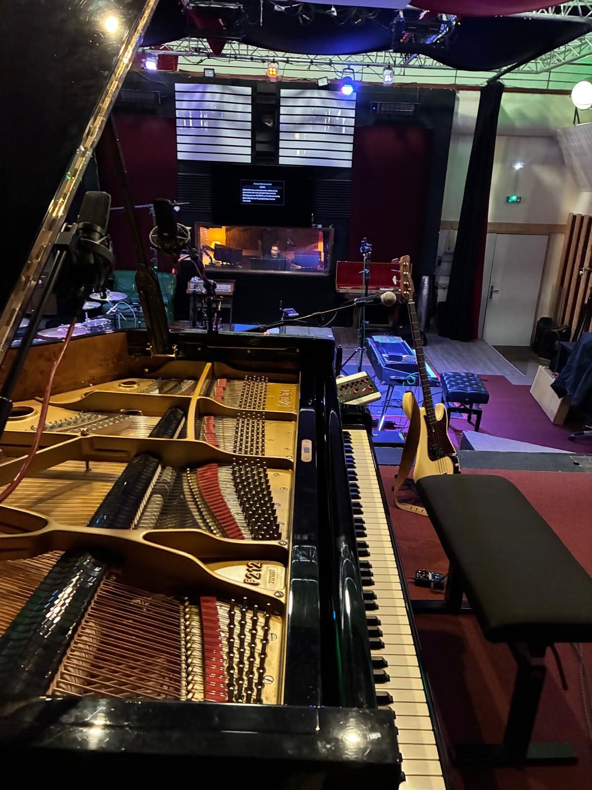 Intérieur du studio avec piano et basse